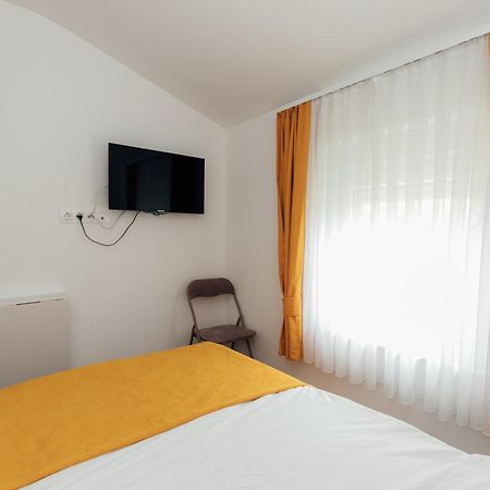 Restoran I Sobe Savic Bed & Breakfast Krnjak Ngoại thất bức ảnh