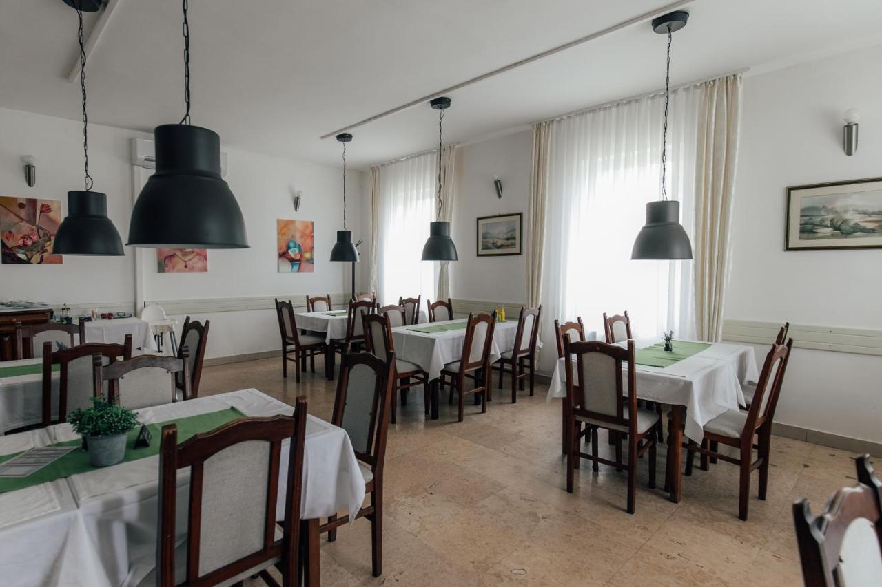 Restoran I Sobe Savic Bed & Breakfast Krnjak Ngoại thất bức ảnh
