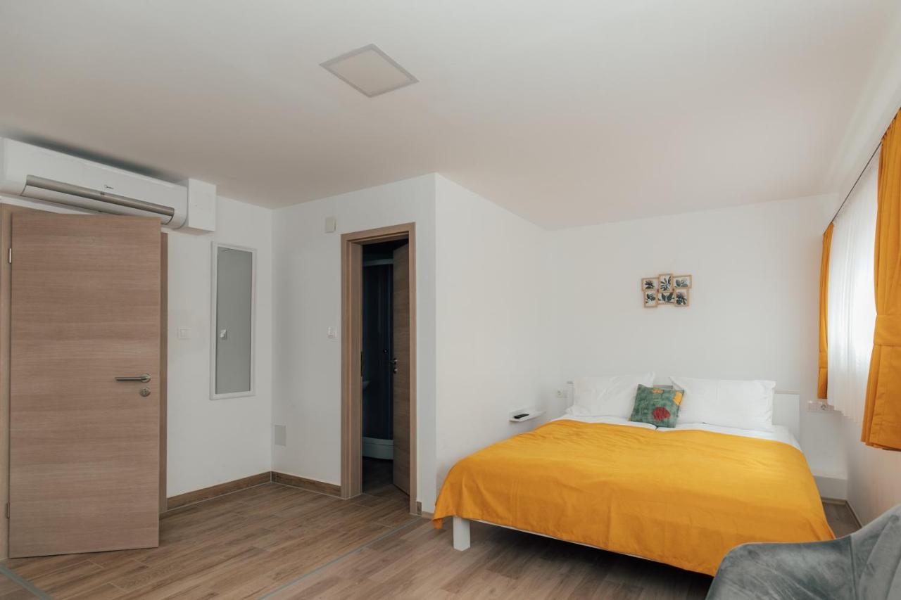Restoran I Sobe Savic Bed & Breakfast Krnjak Ngoại thất bức ảnh