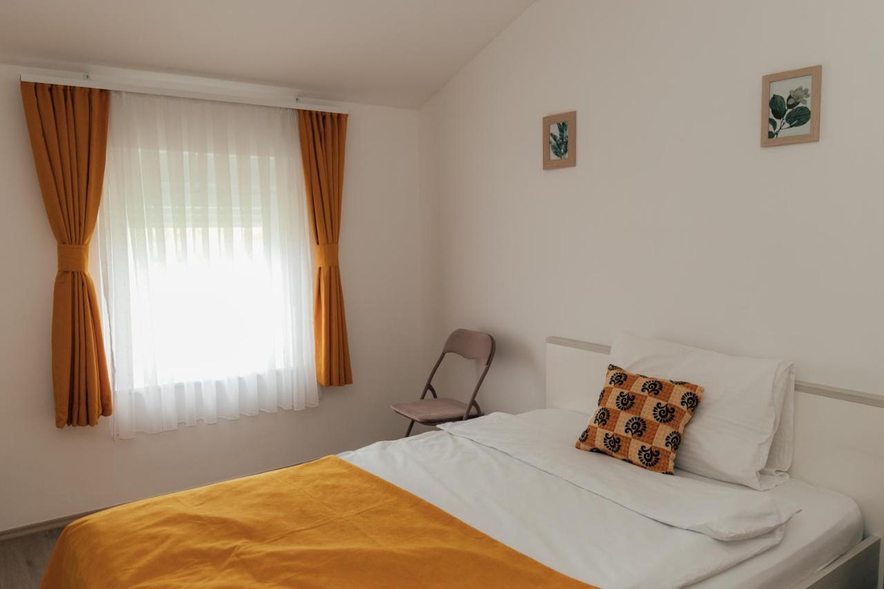 Restoran I Sobe Savic Bed & Breakfast Krnjak Ngoại thất bức ảnh