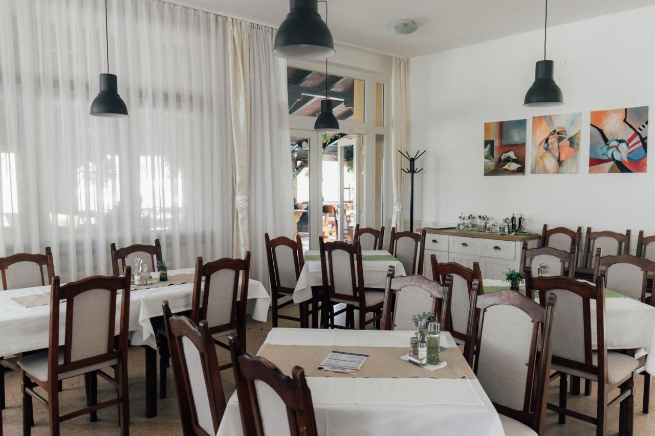 Restoran I Sobe Savic Bed & Breakfast Krnjak Ngoại thất bức ảnh